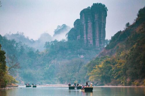 在丹山碧水間悠悠前進的武夷山九曲溪小舟