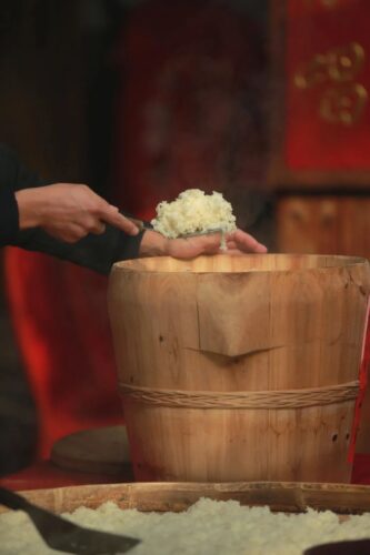 閩北冬至釀酒習俗 閩北冬至釀酒多為家用的米酒或糯米酒，取稻米配山泉或井水，與村落日常相連而非商業。