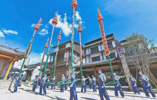 建甌挑幡是閩北常見的節慶場景之一，地方流傳其起源與追隨鄭成功出征、後來返鄉的建甌人有關。相傳軍中旗幟被帶回家鄉後，未再用於戰事，而是綁在竹竿上於節慶揮舞，逐漸演變為建甌挑幡習俗。也有觀點認為這是多種地方記憶交疊的結果，未必源自單一事件。