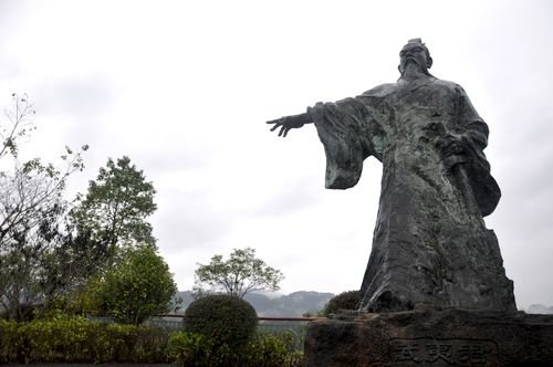 武夷山的山水常被理解為具有靈性，地方傳說中既有「武夷君」這類整體性的山水主宰，也有將九曲溪各處水勢視為帶有靈性的說法。這些觀點未必指向單一水神，而是反映人們對山林與溪流的敬畏與經驗累積。武夷山水神的概念，實際上是一種分散在山與水之間的地方理解方式。