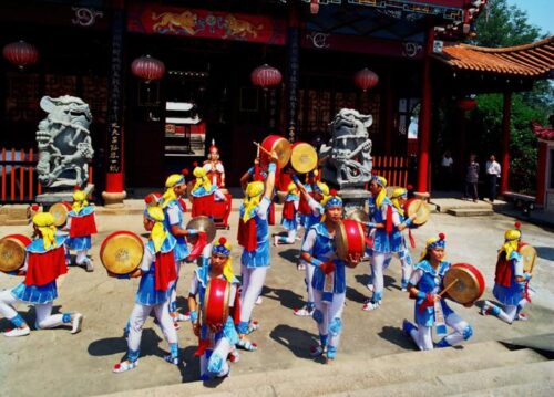 延平戰勝鼓是閩北常見的節慶聲響之一，地方流傳其來歷與鄭成功時期的軍中戰鼓有關。戰鼓原本用於行軍與傳令，隨戰事結束轉為節慶與集體活動中的鼓隊形式。延平作為山城與關隘節點，視線易受阻但聲音易傳，使鼓聲成為更適合被保留下來的文化表達，呈現地方將軍事節奏轉化為共同在場經驗的過程。