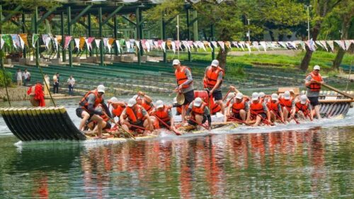 武夷山九曲溪端午有「洗河」習俗，也稱祭河神。當地筏工划著插有彩旗的竹筏，沿溪撒下大米、茶葉、熟芝麻、鹽巴等祭品，祈求一年平安安康。地方報導也提到，早年曾有龍舟競渡，後來改以竹筏形式呈現，成為武夷山特有的端午水上儀式。