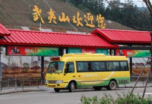 武夷山免費公車讓你不用自駕或頻繁叫車，也能把高鐵站、三姑度假區、景區入口與城區街巷串成一趟低成本行程。它不只是省車資，而是降低陌生城市的交通焦慮。從公車靠近山水，再用步行感受溪聲、茶香與夜市，武夷山自由行也可以慢慢來。